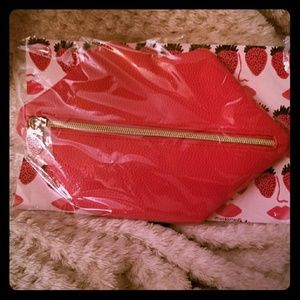 Berry kissable brush set